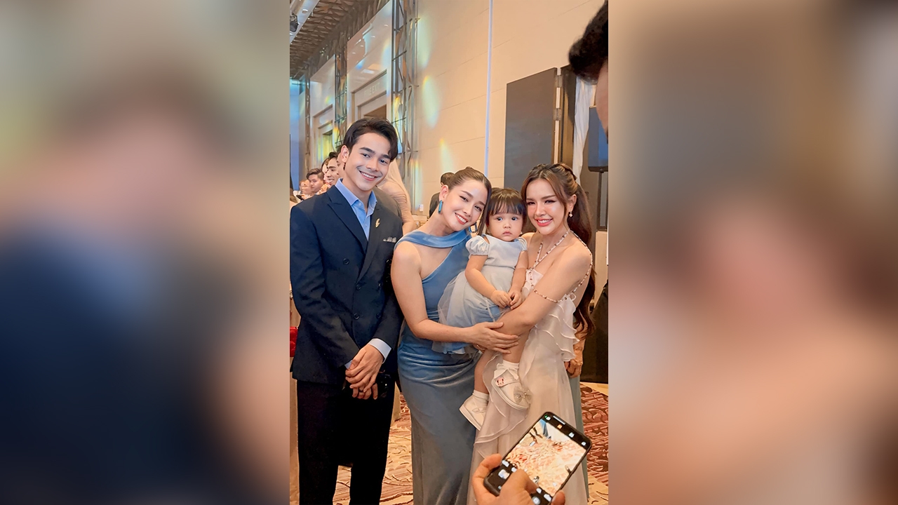 ขนลุก ชาวเน็ตตาดีแห่ถาม มือใครโผล่ในรูป เจนนี่ ร่วมงานแต่ง แก้มบุ๋ม-พีท