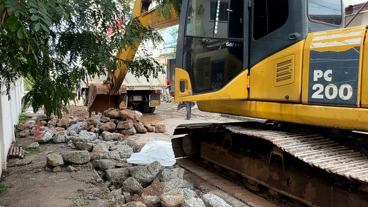 สลด คุณตาหูตึงนั่งหลบแดด รถแบ็กโฮถอยทับ ร่างบี้คาตีนตะขาบ  