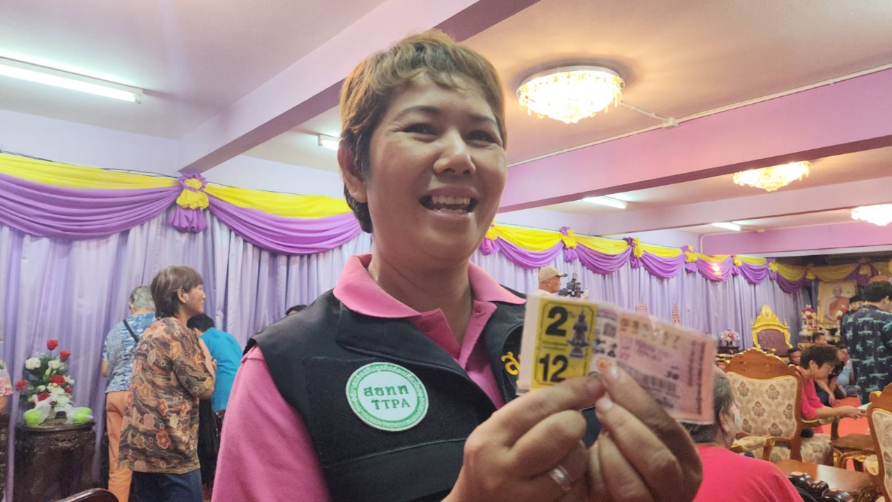 หลั่งไหลตามศรัทธา คอหวยขอโชควัดสว่างอารมณ์ ลุ้นเลขเด็ดงวด 1/6/67