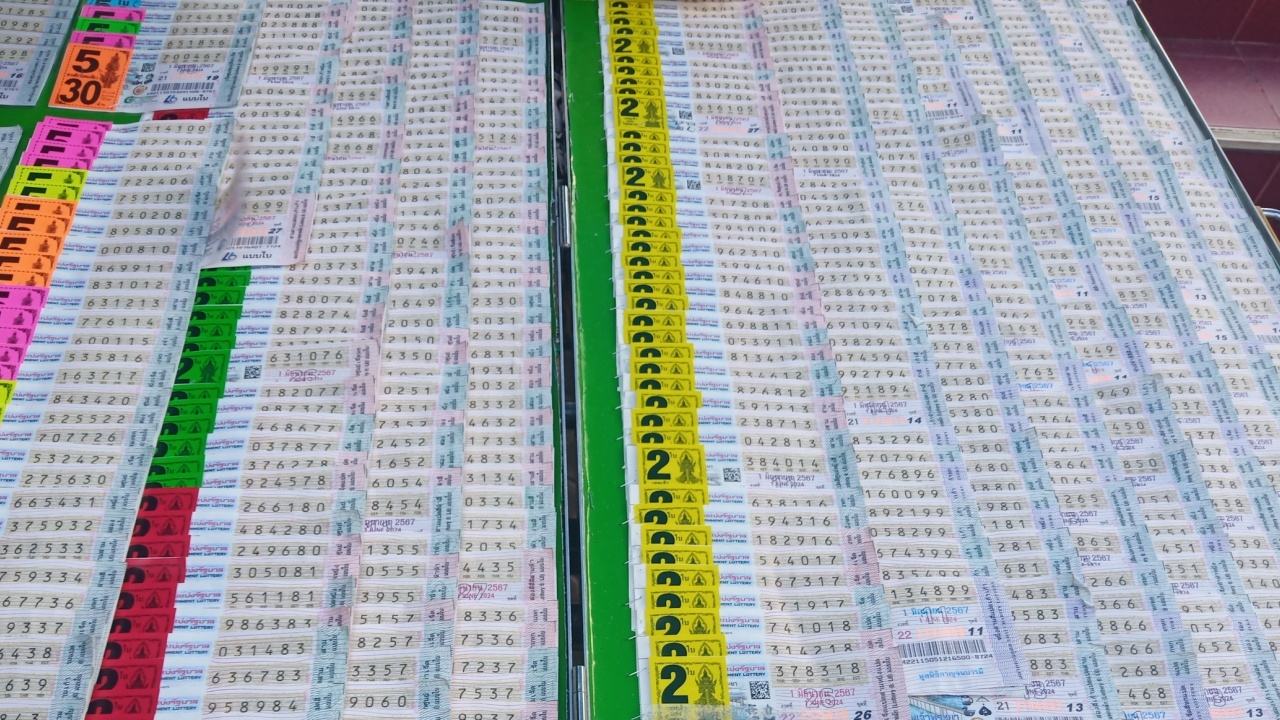 แม่ค้าหวยกำแพงเพชร แง้ม "เลขเด็ดงวดนี้" ที่คนหาซื้อเกลี้ยงแผง ไปลุ้น 1/6/67