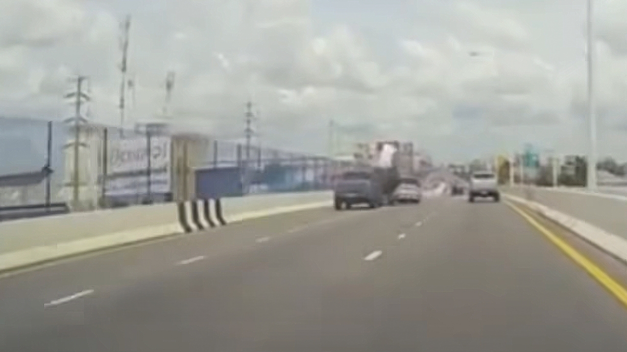 นาทีระทึก อุบัติเหตุบนสะพานข้ามวงเวียนพระราม 5 เก๋งกระเด็นตกลงมาด้านล่าง