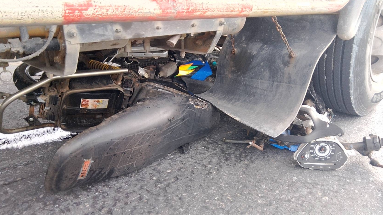 2 ศพ "หกล้อ-จยย." ชนสยอง ขยี้ผัว-เมียตายคู่ คาสี่แยกไฟแดง เมืองคอน