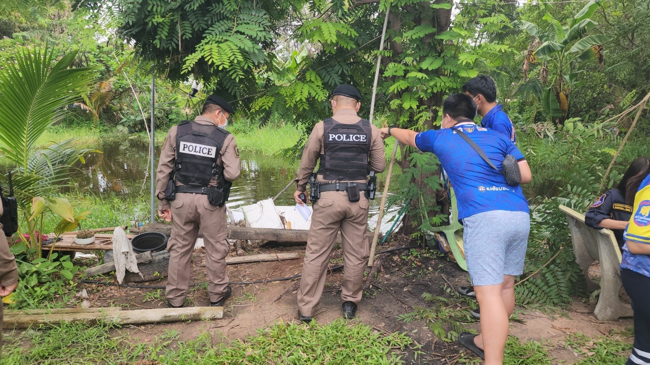 สลด ไฟฟ้ารั่วช็อต 2 ผัวเมียเจ้าของสวน ดับคาสระน้ำ 