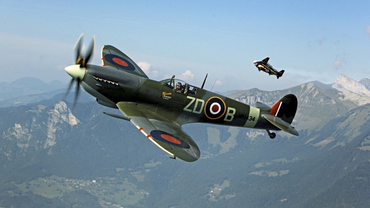 เครื่องบิน ‘สปิตไฟร์’ ของกองทัพอังกฤษ ตกกลางทุ่ง นักบินไม่รอดชีวิต