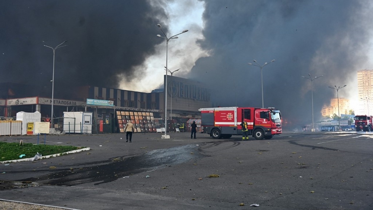 รัสเซียยิงมิสไซล์โจมตี ไฮเปอร์มาร์เก็ตในคาร์คิฟ ตายเจ็บเฉียด 40 ราย