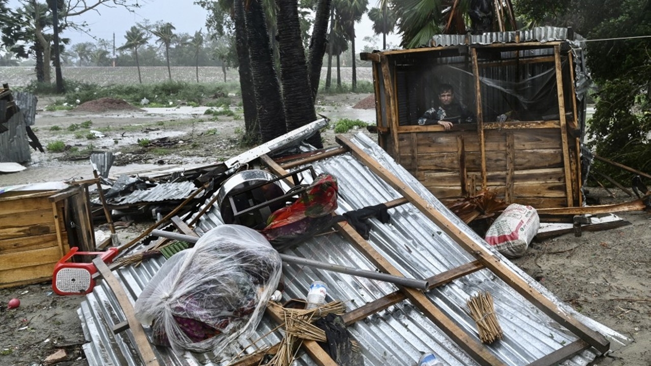 ไซโคลน ‘ริมาล’ ถล่มอินเดีย-บังกลาเทศ ดับแล้ว 17 ศพ อพยพคนนับล้าน