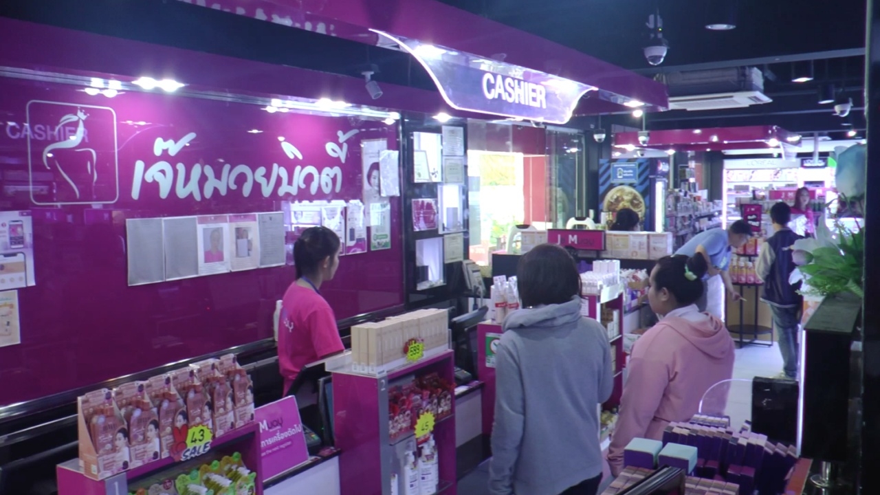 สาวโคราช สนใจซื้อครีมกันแดดเพิ่ม ร้านค้าขายดีหลังแดดแรง ร้อนทะลุ 40 องศาฯ 
