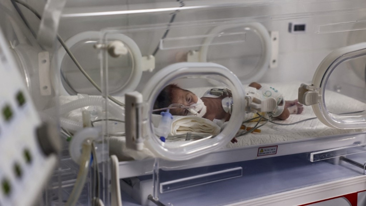 เศร้า ทารกน้อยหมอผ่าคลอดหลังแม่โดนระเบิดดับในกาซา เสียชีวิตแล้ว