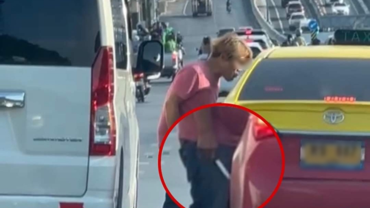 ภูเก็ตเดือด รถตู้เลือดร้อนชักมีดข่มขู่แท็กซี่กลางถนน ตำรวจเร่งสกัดจับ