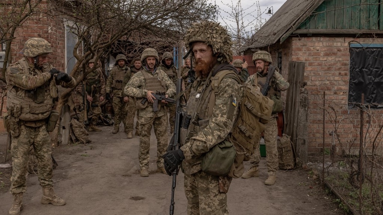 ผบ.สูงสุดยูเครนรับ สถานการณ์ในแนวหน้าแย่ลง โดนโจมตีหนักจนล่าถอย