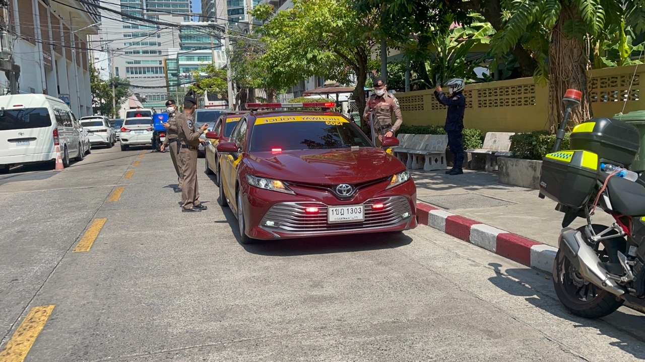 "ญาติเศร้า" รับศพ "ดาบต้าร์" เหยื่อเก๋งตีนผี กลับลพบุรี บำเพ็ญกุศล