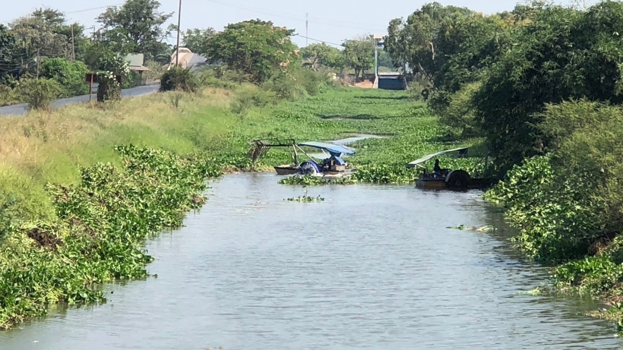 กรมชลฯ ช่วยทันควันนำเครื่องจักรสูบน้ำเติมคลองสาย 4 แก้ภัยแล้งที่ อ.เสนา แล้ว