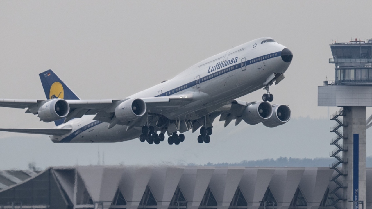 นาทีระทึก เครื่องบินโดยสารลำใหญ่บึ้ม กระแทกรันเวย์ จนกระเด้ง 2 หน (คลิป)