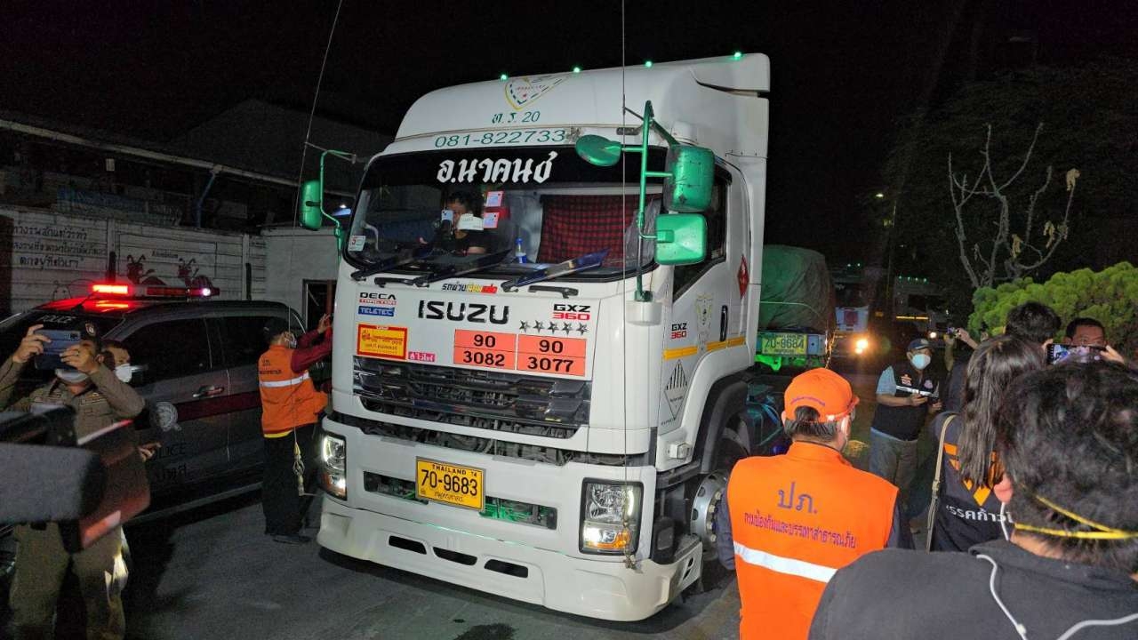 นำรถ 4 คันบรรทุกกากแคดเมียม 112 ตัน จากสมุทรสาคร สู่ จ.ตาก เรียบร้อย