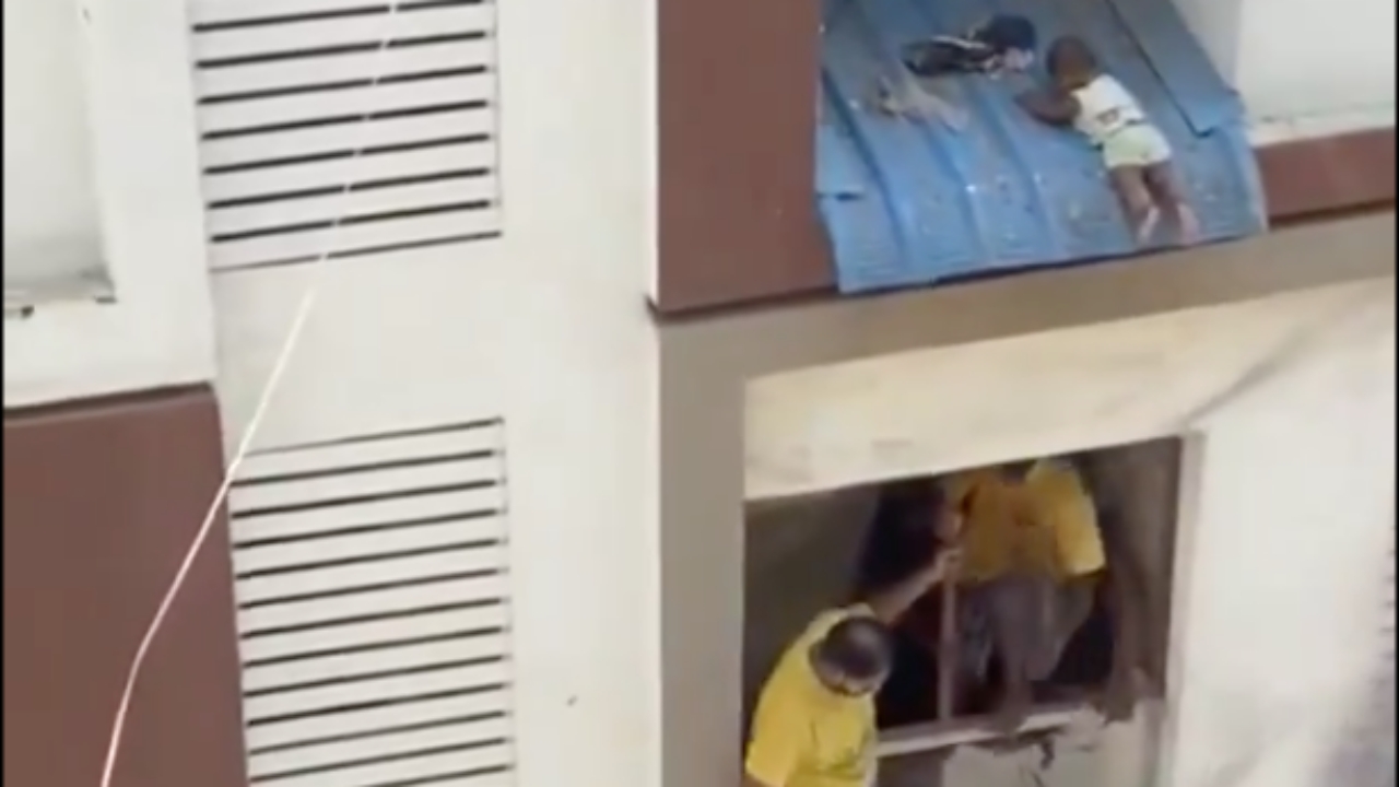 ลุ้นระทึก ช่วยชีวิตทารกติดบนกันสาดตึกที่อินเดีย (คลิป)