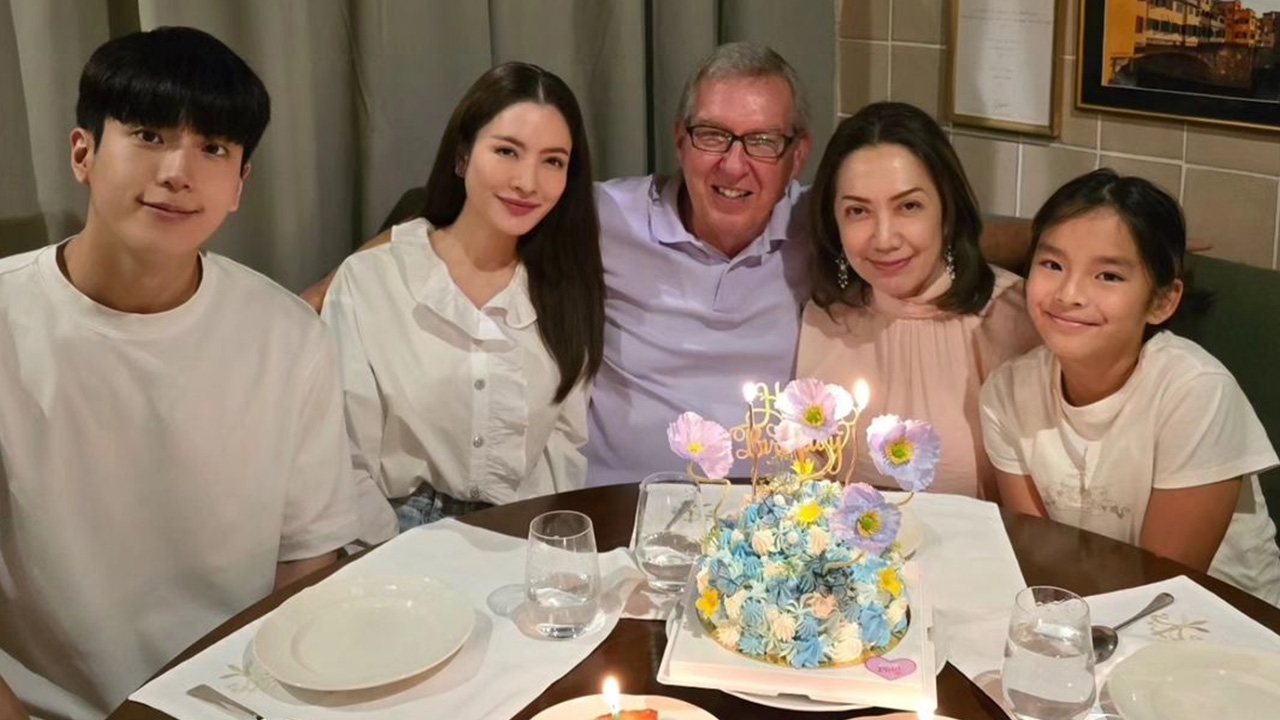 แอฟ ควง นนกุล ฉลองวันเกิดคุณแม่ โมเมนต์น่ารักจนถูกแซวเปิดตัวลูกเขย-ลูกสะใภ้