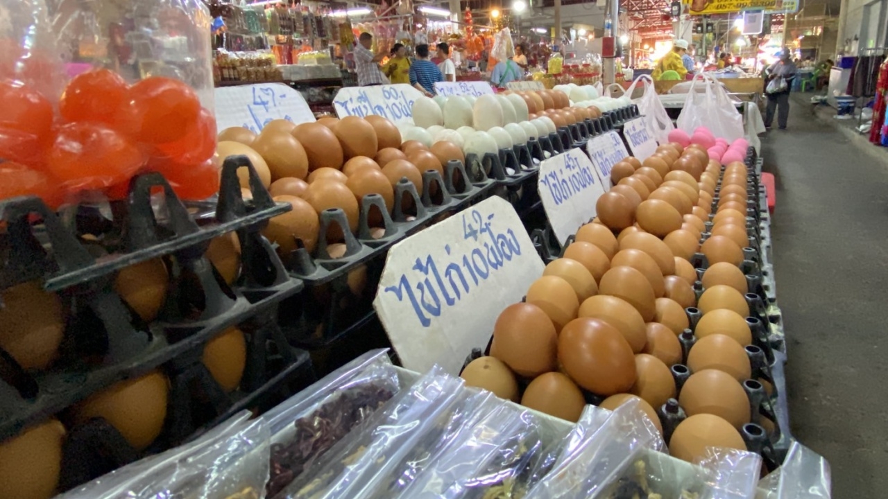 เดือนเดียวขึ้น 2 รอบ แม่ค้าไข่ไก่โคราชโอด ลอตเก่าราคาเดิม แต่ลอตใหม่เพิ่ม 5 บาท