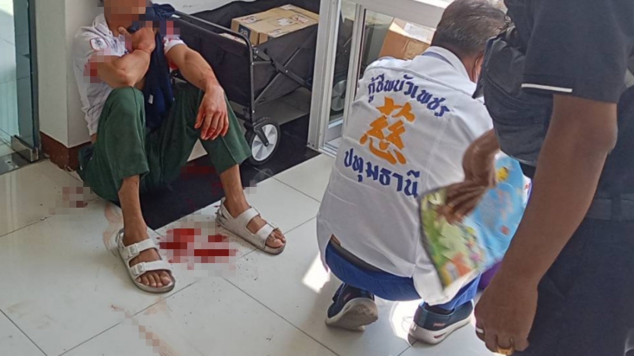 นักศึกษาสาวปี 3 มธ. แทงแฟนหนุ่มปี 1 สาหัส แม่ยื่น 1 แสนประกันตัว  