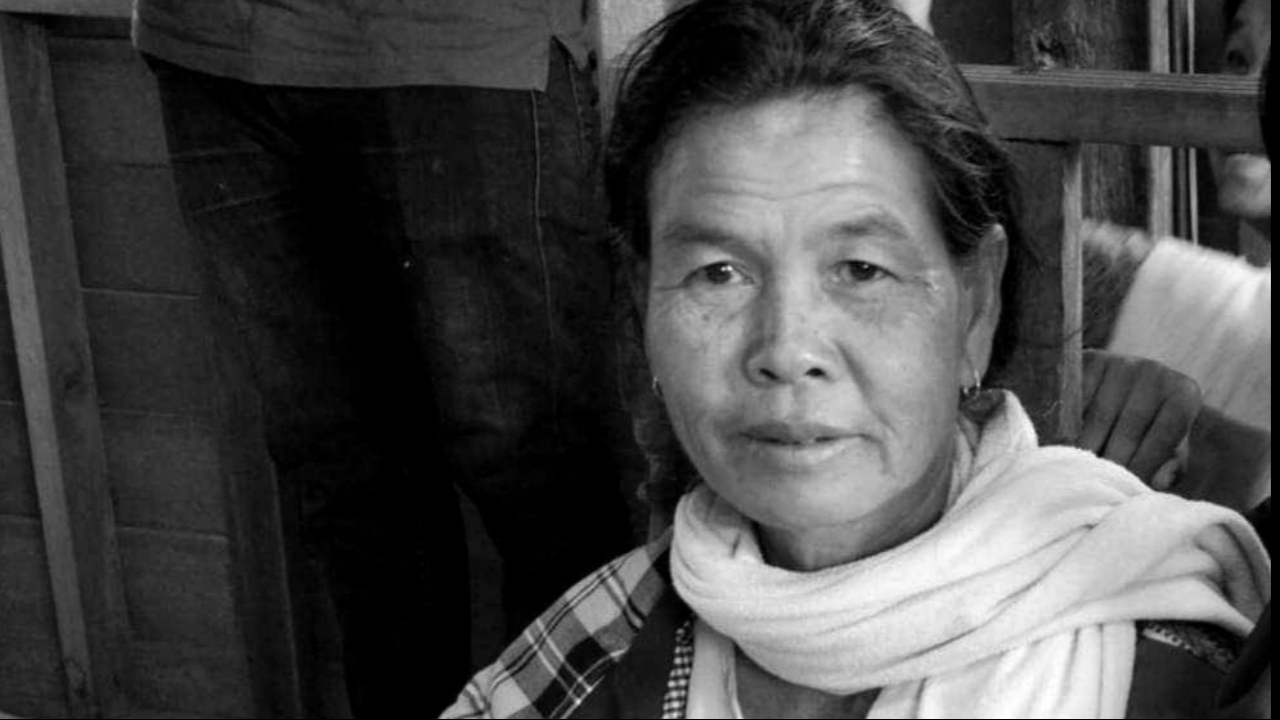 ยายเลี้ยงมาตั้งแต่ 2 เดือน หลานทาสยาป่วยจิต ทุบด้วยจอบดับ 