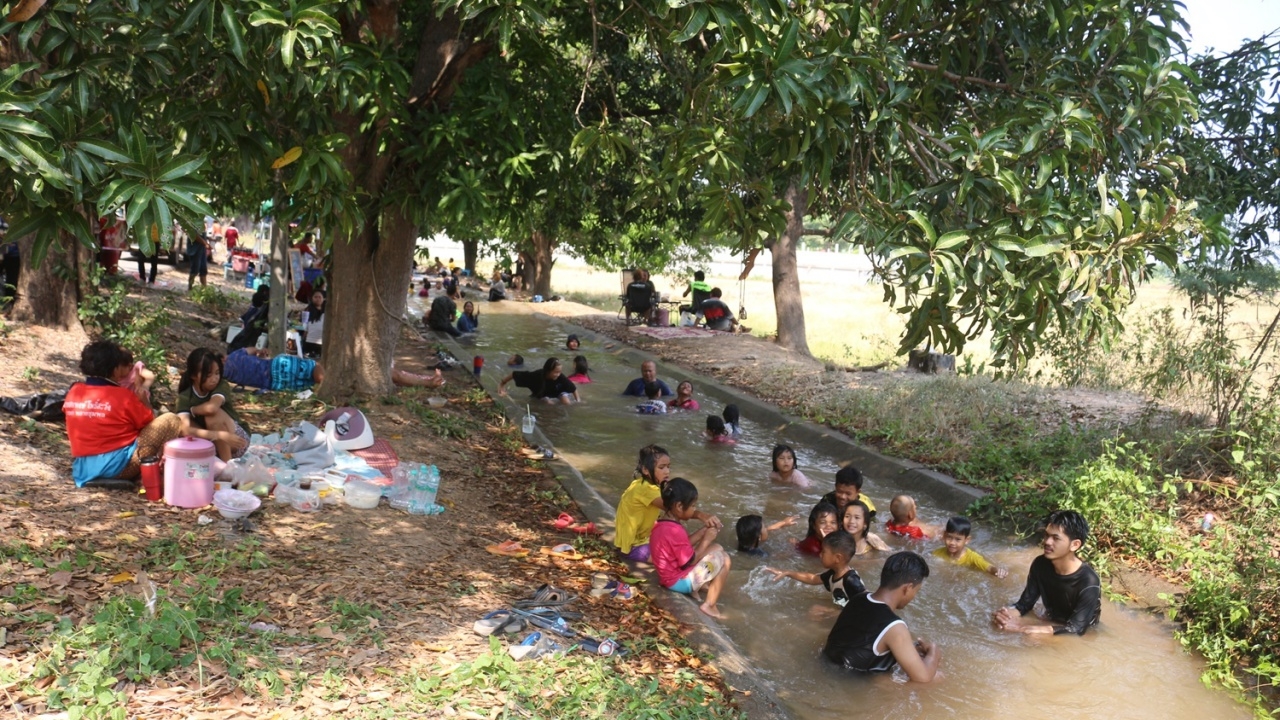 คนเมืองสองแคว แห่เที่ยวคลองส่งน้ำ ต.หัวรอ แห่เล่นน้ำดับความร้อน 40 องศาฯ