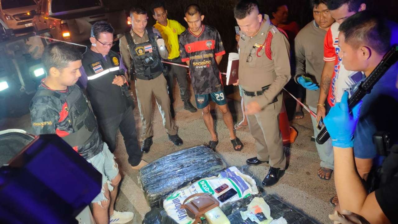 หนุ่มซิ่งเก๋งเร่งส่งยาบ้า เสียหลักชนปิกอัพสาหัส พบซุกยาบ้า 1.2 ล้านเม็ด