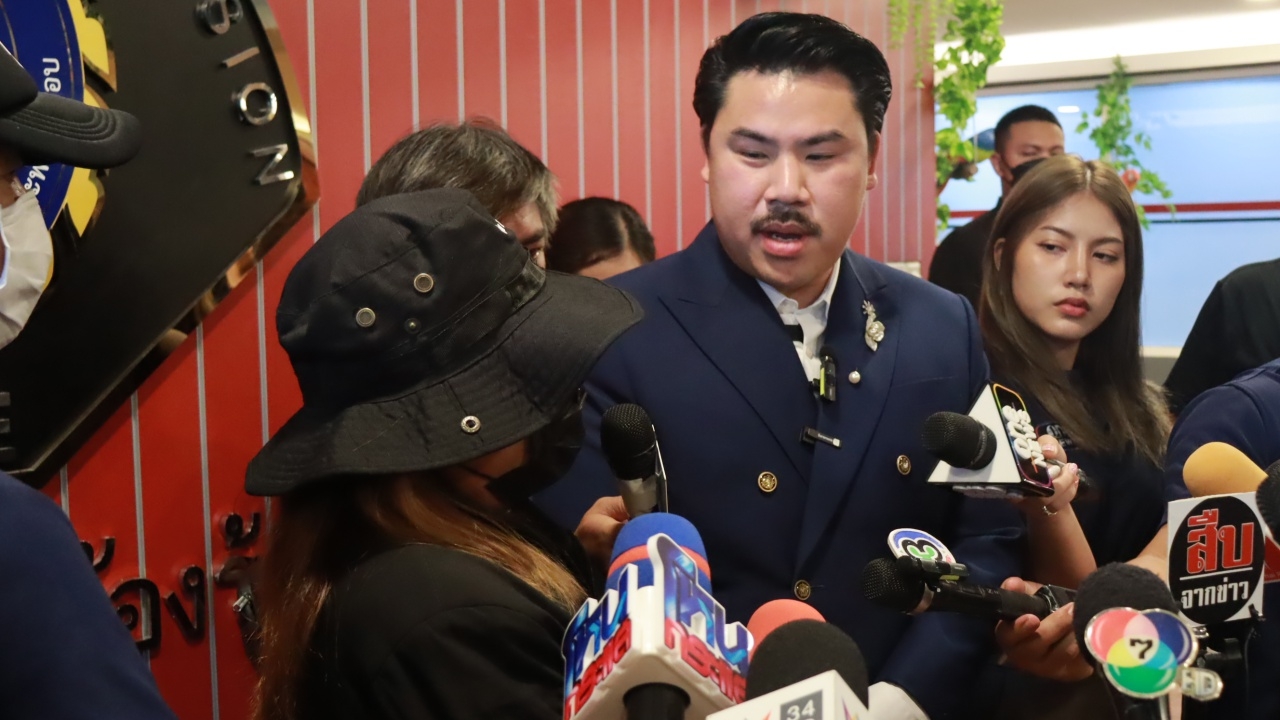 ลูกสาวผู้รับเหมาผวา พ.ต.ท.คู่กรณีรีดทรัพย์ ไปหาถึงบ้าน ให้เซ็นยอมความ  