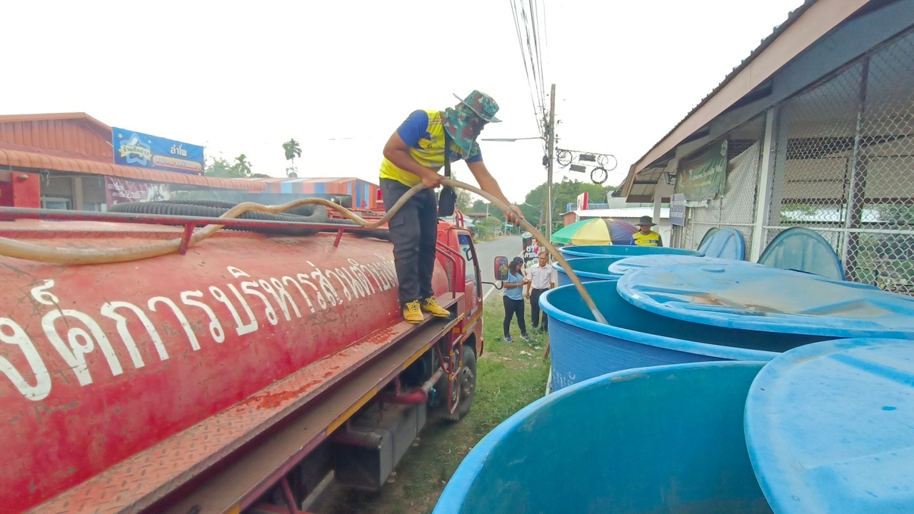 ศรีสะเกษแล้งหนักจริง ชาวบ้านต่อแถวซื้อน้ำ ทุเรียนภูเขาไฟแห้งตายแล้วนับร้อยต้น