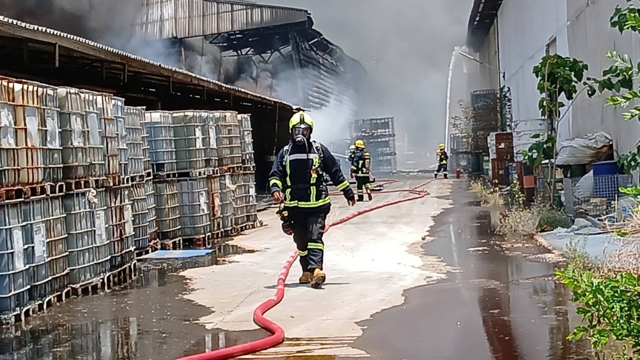 ยังคุมเพลิงไม่ได้ ไฟไหม้โรงงานเก็บสารเคมีที่ระยอง เตรียมประกาศเป็นเขตประสบอัคคีภัย