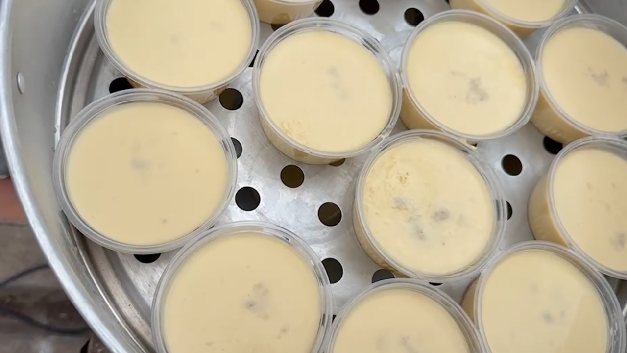 ไข่ตุ๋นสูตรเด็ดรสแปลกใหม่ ที่ตลาดไนท์ บุรีรัมย์ของสาววัย 18 ขายดีลูกค้าติดเพียบ