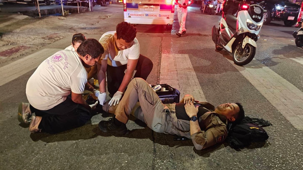 สาวสตูลเมาไกล ขี่ จยย.ฝ่าไฟแดง ชนสายตรวจ สภ.ป่าตอง บาดเจ็บ  