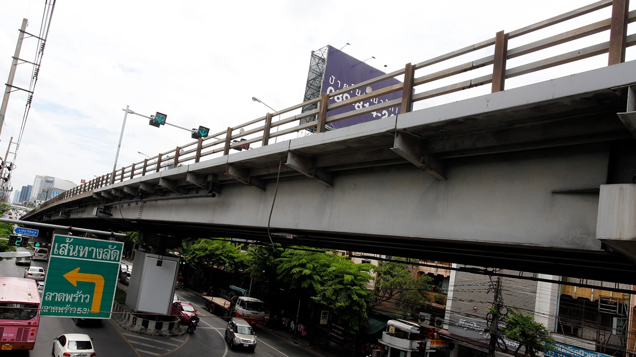 รถบรรทุกแอบลักไก่วิ่งขึ้นสะพานข้ามแยก ทั้งที่มีป้ายห้ามขึ้น ปล่อยวิ่งผ่านทั้งวันทั้งคืน