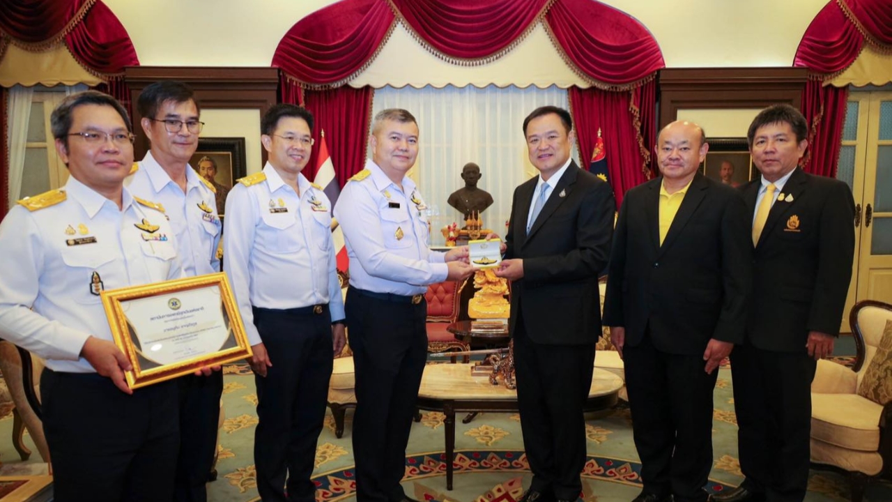 “อนุทิน” รับปีกกิตติมศักดิ์จาก สพฉ. หลังร่วมภารกิจหัวใจติดปีก 44 ครั้ง