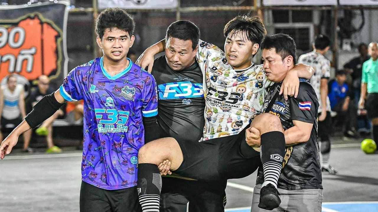 คราวซวย "นักฟุตซอล" ถูกเตะขาหัก 2 ท่อน ต้องผ่าตัดด่วน - เผยเหตุเล่นเถื่อน