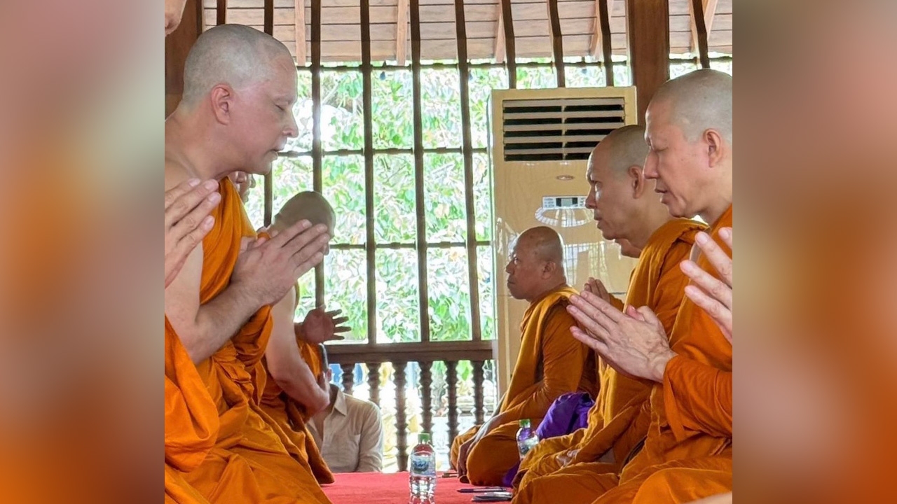 เปิดภาพล่าสุด จอนนี่ แอนโฟเน่ ลาบวชเป็นพระภิกษุ ที่ศรีลังกา แฟนๆ แห่อนุโมทนาบุญ