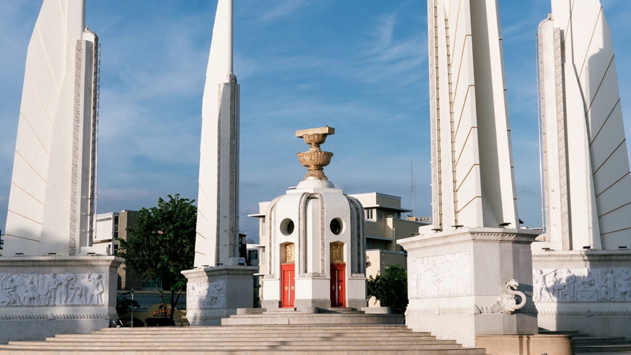 รัฐธรรมนูญกับประชาธิปไตยครึ่งใบ