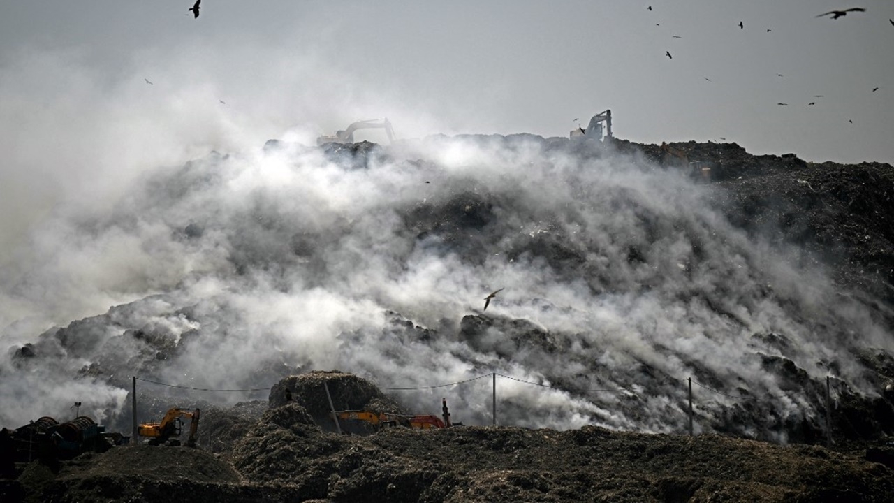 ไฟไหม้ภูเขากองขยะในนิวเดลี ทำควันพิษลอยคลุ้ง ชาวบ้านเดือดร้อน