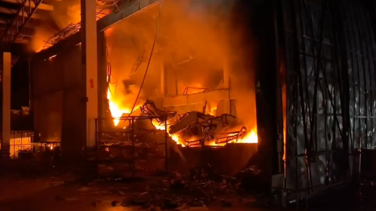 เพลิงสงบ ไหม้โรงงานยางทุ่งสง หลังระดมฉีดน้ำทั้งคืน พบยางถูกเผา 250 ตัน