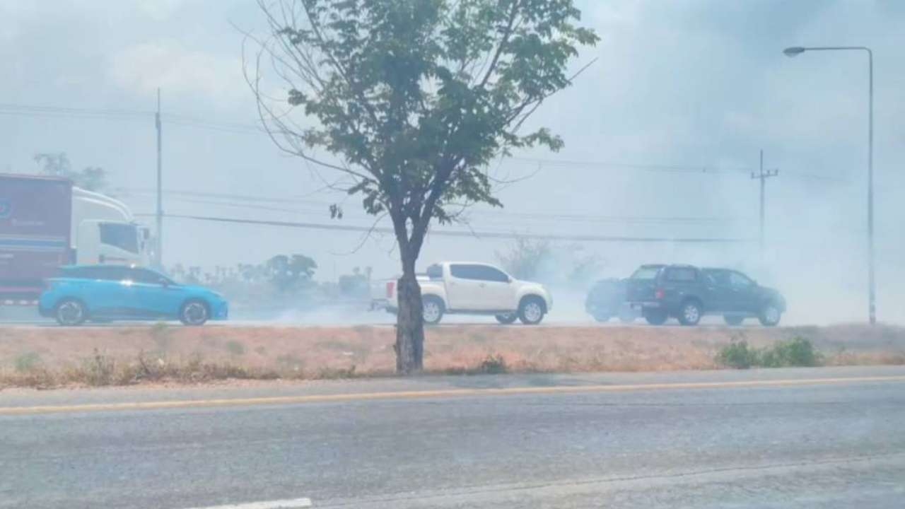 ชาวไร่เผาตอซังข้าว ไฟลุกไหม้หญ้าข้างทาง ควันลอยคลุ้ง ทำรถติดยาวหลาย กม.