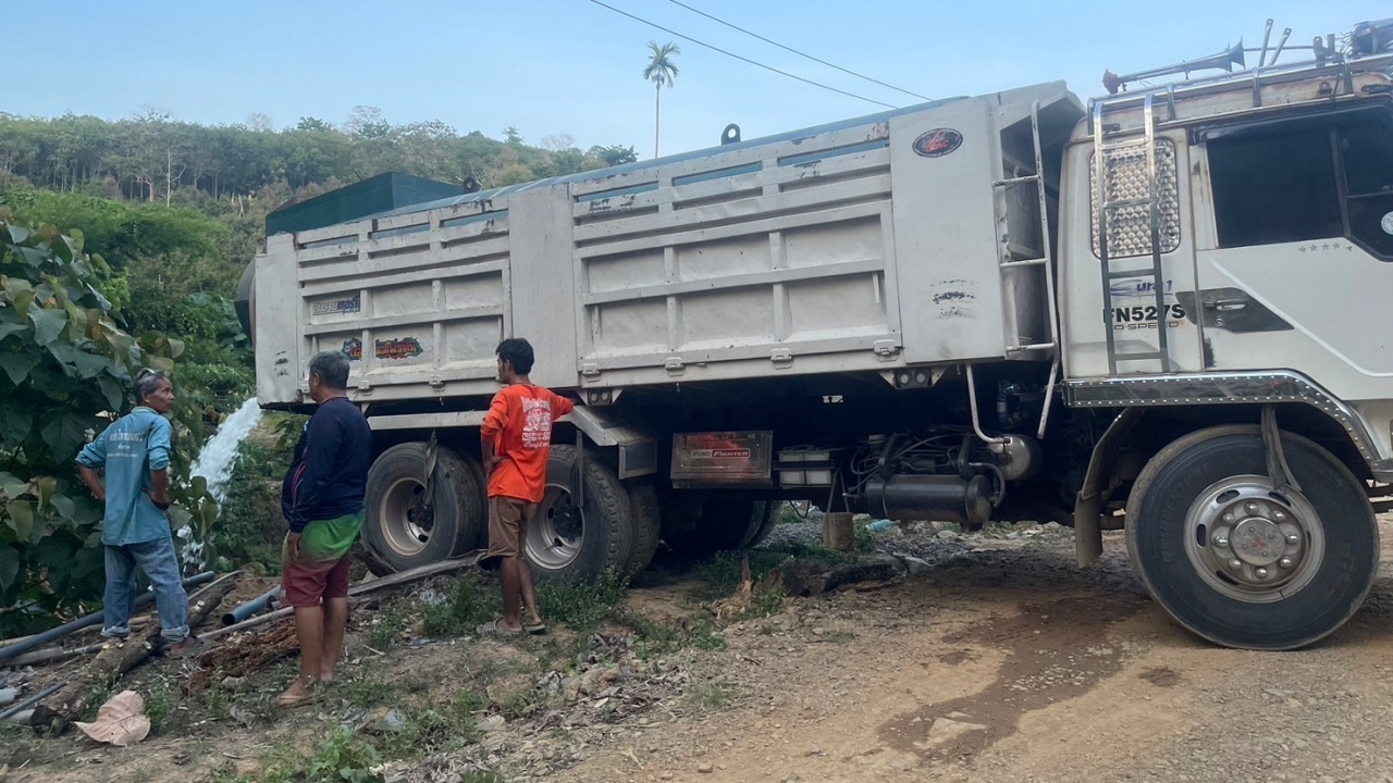 โป่งน้ำร้อนแล้งหนัก ทุเรียนลูกร่วงยืนต้นตาย ต้องซื้อน้ำมารดต้นยื้อที่เหลือ