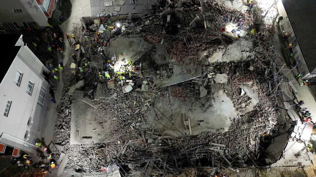 อาคารพังถล่มในแอฟริกาใต้ ดับ 2 ศพ ติดใต้ซากกว่า 50 ชีวิต