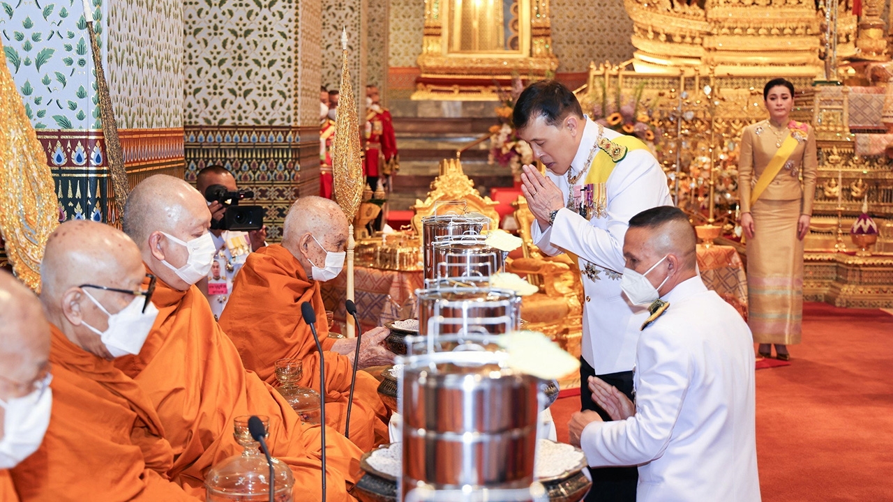 ในหลวง ทรงประเคนปิ่นโต แด่สมเด็จพระสังฆราช