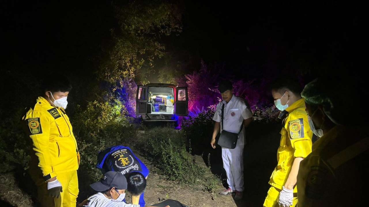 พบหญิงวัย 40 ถูกฆ่ารัดคอ ล็อกกุญแจมือไพล่หลัง นำศพหมกป่าริมน้ำชี