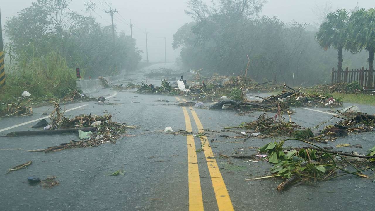 สภาพอากาศวันนี้ ทั่วไทยร้อน 40 องศาฯ มีฝนคะนอง กับพายุฤดูร้อน