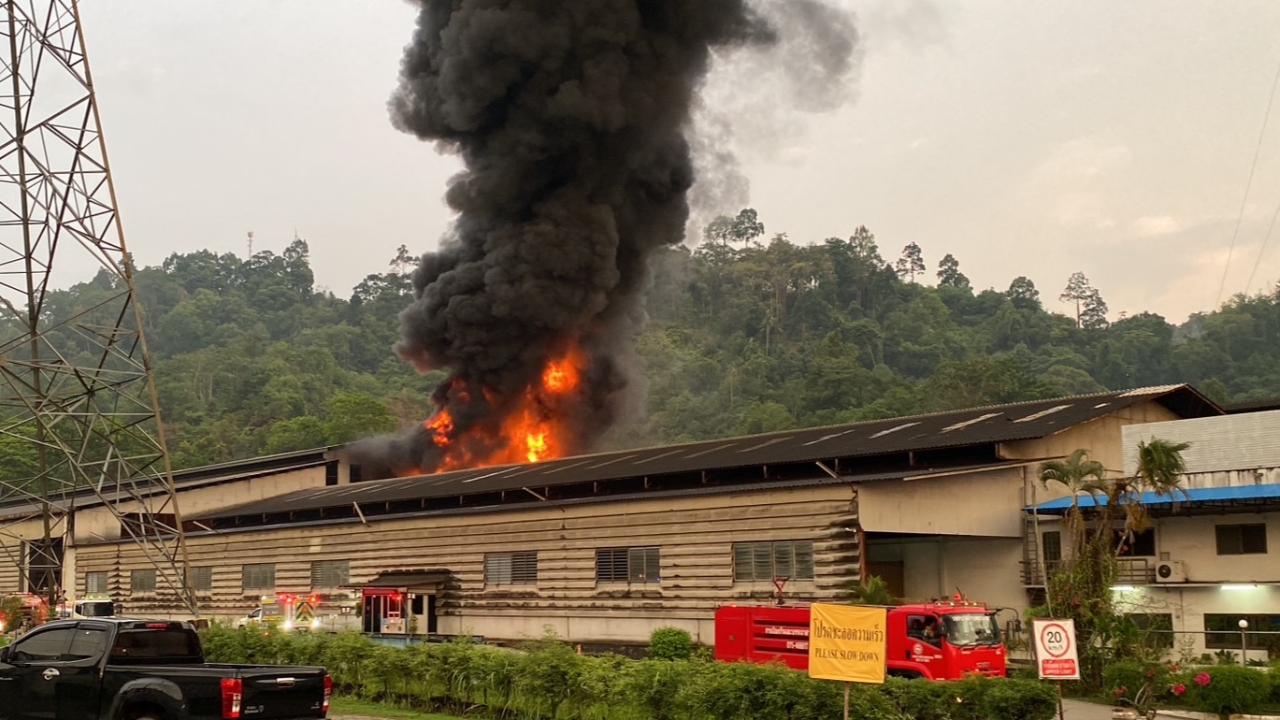 ไหม้ระทึก โรงงานยางพารา ไฟเผาวอด-ควันดำโขมง จนท.เร่งฉีดน้ำดับ