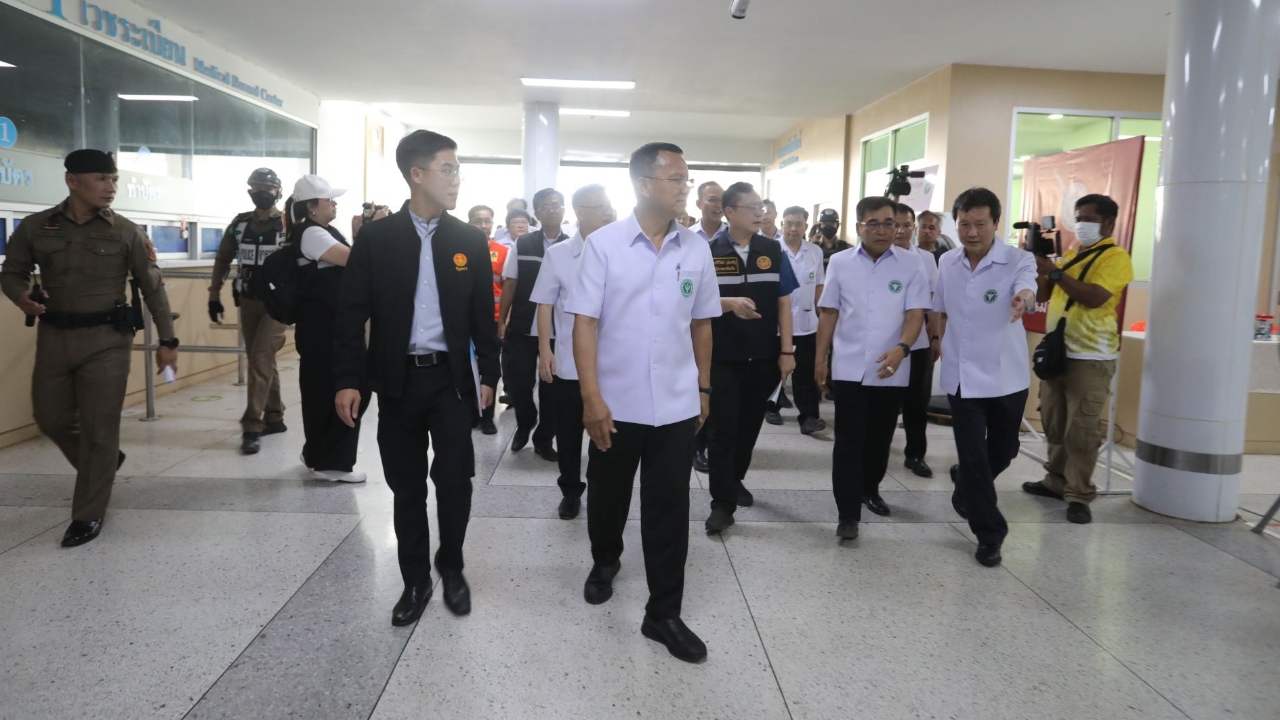 "สมศักดิ์" ตรวจ รพ.อุตรดิตถ์ จี้ซ่อมจุดเสียหาย แนะถอดบทเรียนป้องกัน