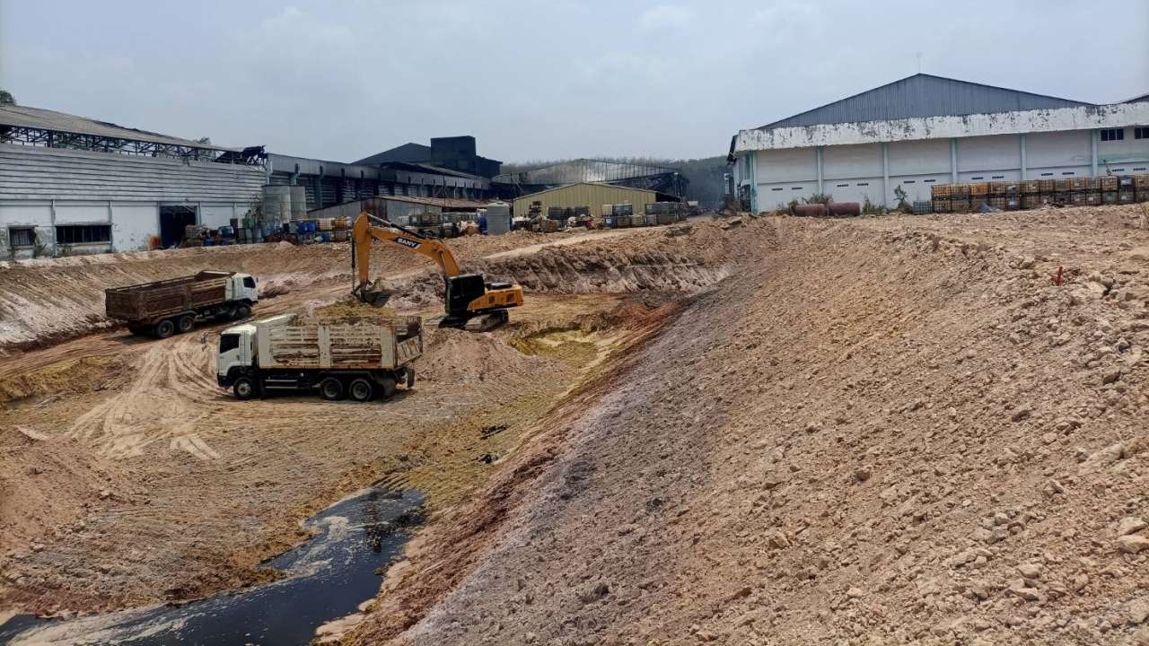 ระทึก ระยองขุดบ่อดินเพื่อชะล้างกากสารเคมี กลับเจอน้ำปนเปื้อนสีดำเหม็น