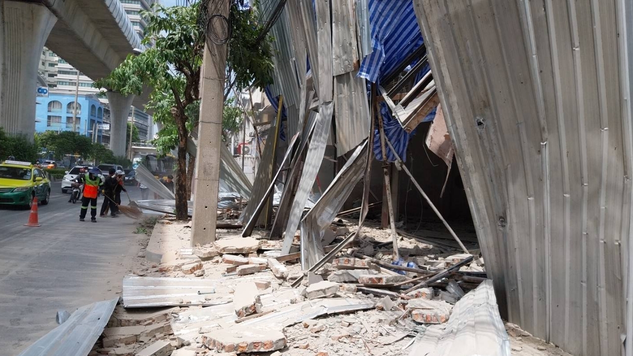 ระทึก อาคารกำลังรื้อถอน ทรุดตัวบนถนนจรัญสนิทวงศ์ เศษวัสดุร่วงหล่น
