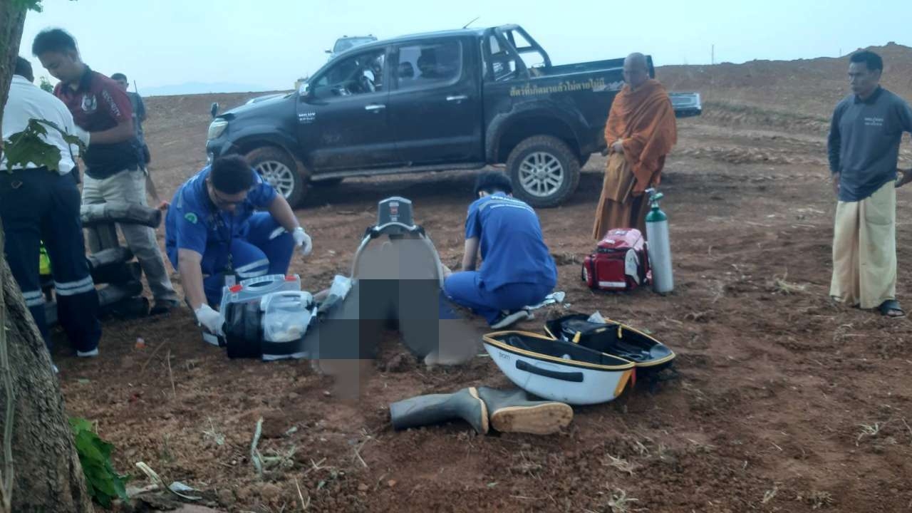 ฟ้าพิโรธ 3 หนุ่มหลบฝนหนักใต้ต้นไม้ใหญ่ ผ่าเปรี้ยงเดียว ดับ 1 เจ็บ 2 