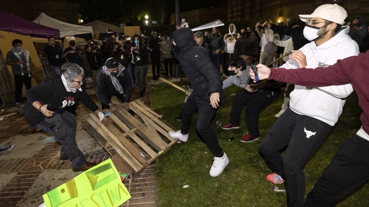 เดือด ม็อบ 2 ฝ่ายตีกันที่ ม.แคลิฟอร์เนีย ตำรวจต้องเข้าคุมสถานการณ์