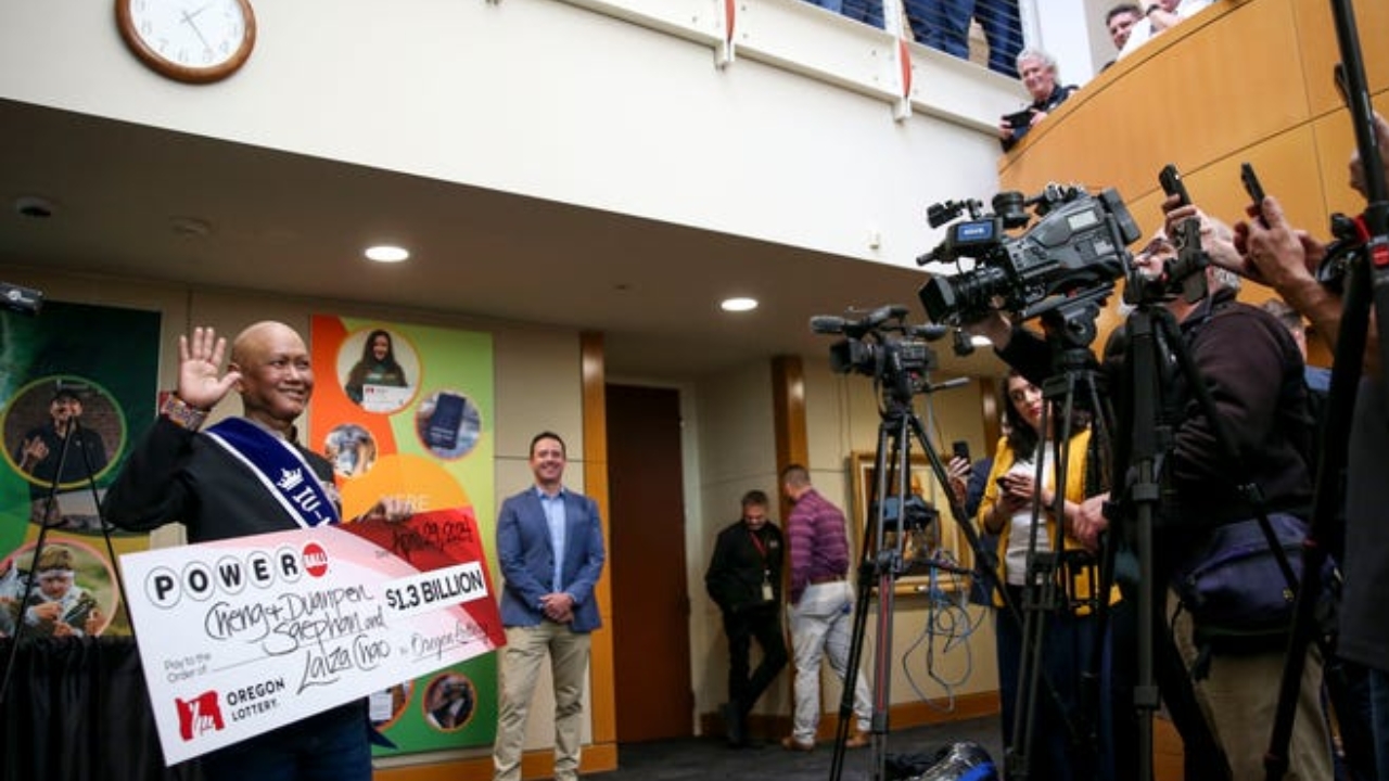 ดวงเฮง หนุ่มผู้อพยพลาว ถูกแจ็กพอต พาวเวอร์บอล ของสหรัฐฯ งวด 1,300 ล้านดอลลาร์